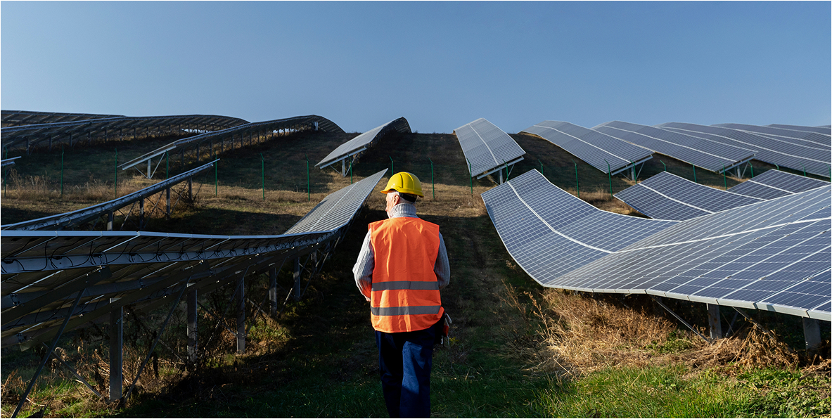 Pessoa próxima a usina de energia alternativa